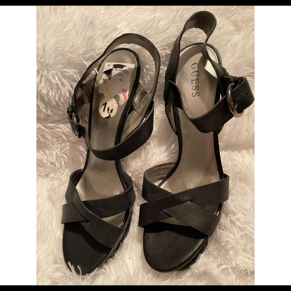 BRAND NEW 
ALL BLACK BUCKLE GUESS HEELS